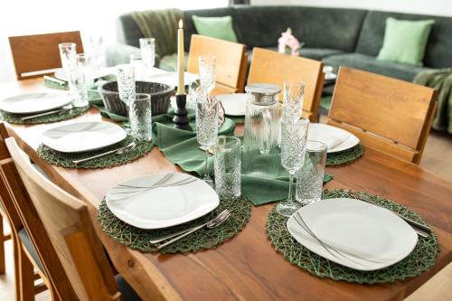 SmartStay Apartment 91 m2, Balkon, Parkplatz, Self Check-in, 2 WCs, Kaffeevollautomat in Plattling