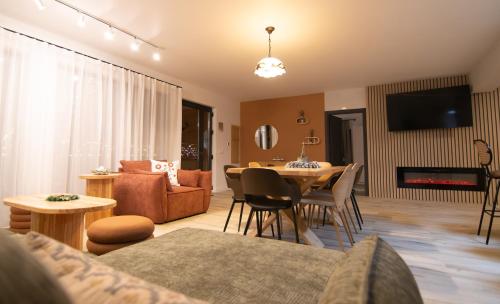 Koplietošanas atpūtas telpa ar TV, Meștera 9 (Mestera 9) in Lunca Bradului
