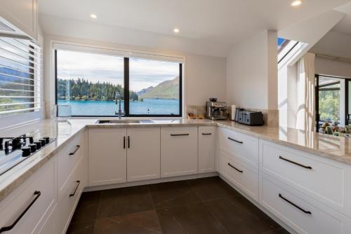 Queenstown House Lakeside - image 2