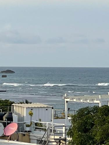 Luxurious 1BR apartment with ocean and mountain views central - image 3