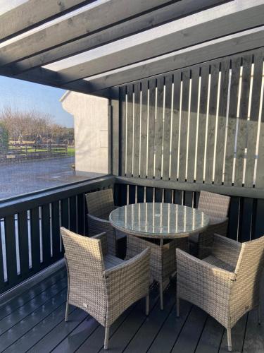 Balkons/terase, Cosy two Bedroom Chalet near Rossaveel Ballynahown in Rossaveel