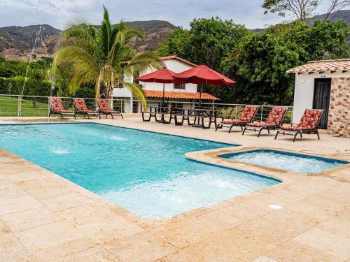 Farm in the Santa Fe desert with a swimming pool, jacuzzi