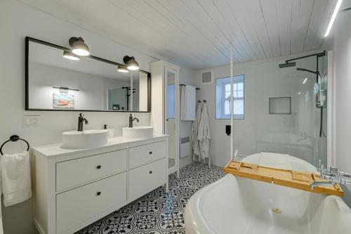 Gîte chaleureux-spa-bord de l'eau-Expérience (Gite chaleureux-spa-bord de l'eau-Experience) in Saint-Antoine-Sur-Richelieu (QC)