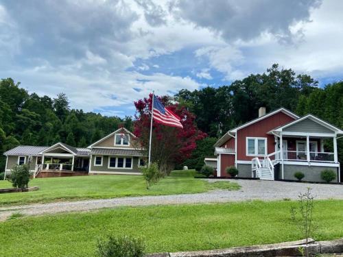 The Farmhouse at Wolfehaven in Asheville, USA
