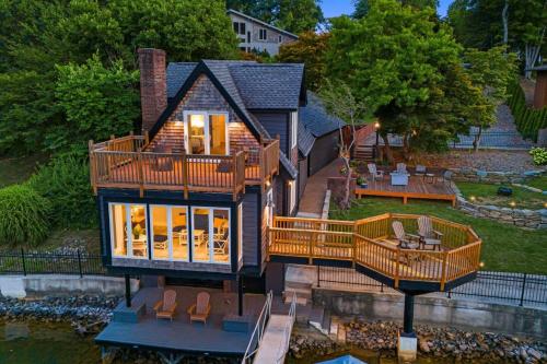 North Shore Lake - Lakefront Escape, Dock Access and Mountain Views! in 格倫阿爾派恩(NC)