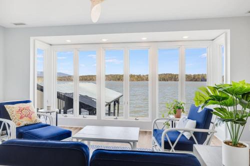 North Shore Lake - Lakefront Escape, Dock Access and Mountain Views! in 格倫阿爾派恩(NC)