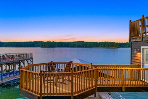 North Shore Lake - Lakefront Escape, Dock Access and Mountain Views! in 格倫阿爾派恩(NC)
