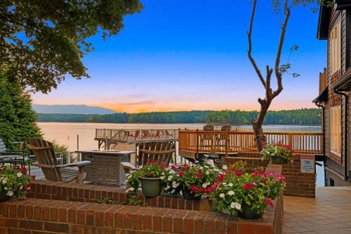 North Shore Lake - Lakefront Escape, Dock Access and Mountain Views! in 格倫阿爾派恩(NC)