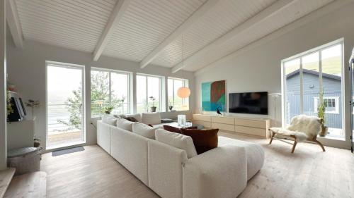 Exclusive Modern Villa with Panoramic Views in Sorvagur