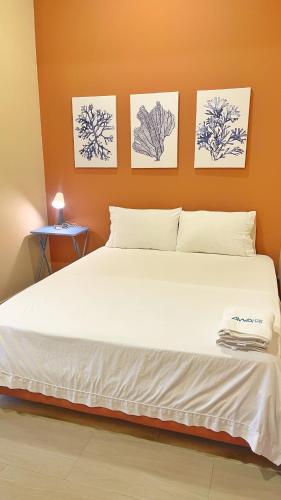 1 queen bed, 2 twin beds