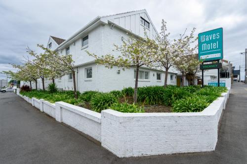 Waves Motel and Apartments in 瓦南布爾