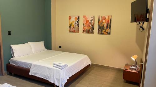 1 queen bed, 1 double bed
