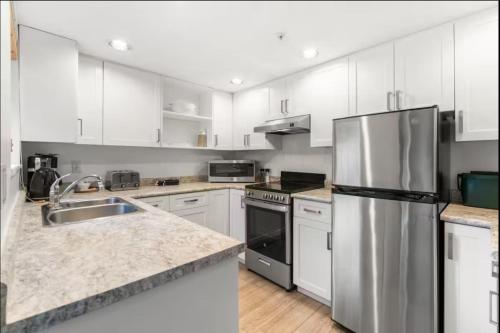 Ski In/Out 2 Bedroom CONDO w/ pool, jacuzzi, parking in Whistler, Canada