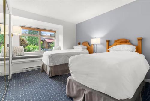 Ski In/Out 2 Bedroom CONDO w/ pool, jacuzzi, parking in Whistler, Canada