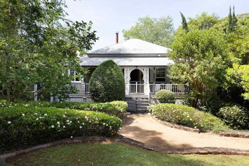5 bedrooms, 6 beds