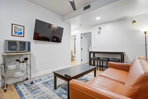 . Hacienda Chiquita! Centrally Located Private Basement