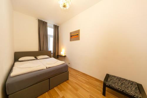 Apartments in Vienna near Schönbrunn & Westbahnhof - Keyless Check-In - Tap to explore photos