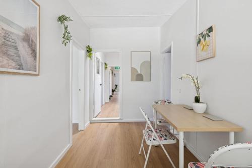 Well-Situated Double Room Near Hurstville Station - Shared Bathroom & Kitchen - Cronulla Beach