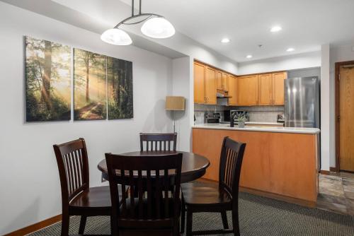 1BR in Lake Placid Lodge, Steps to Creekside Gondola, Shared Pool and Hot Tub, Lounge Access, Whistler (foto 5)