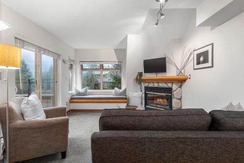 1BR in Lake Placid Lodge, Steps to Creekside Gondola, Shared Pool and Hot Tub, Lounge Access