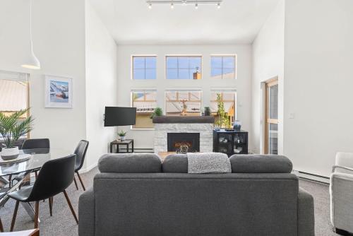 3BR in Tyndall Stone Lodge, Village Location with Olympic Plaza Views, Fireplace, Hot Tub - Whistler Blackcomb