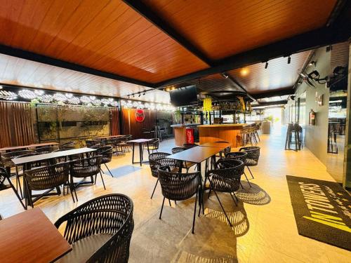 Urubo Apartment 30 OFF WiFi Cine Pool Rest Bar Breakfast in Colinas del Urubo