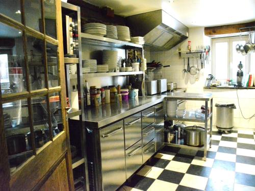 廚房, Holiday Home in Bièvre near Forest & Pond (Holiday Home in Bievre near Forest & Pond) in 比耶夫爾