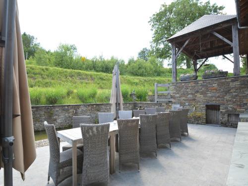 陽台/露台, Holiday Home in Bièvre near Forest & Pond (Holiday Home in Bievre near Forest & Pond) in 比耶夫爾