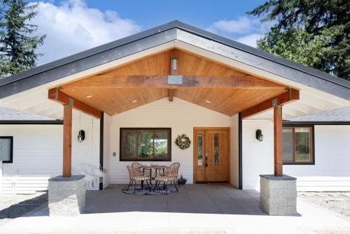 Modern Mountain View Getaway w Huge Outdoor Space in Cascade-Fairwood (WA)