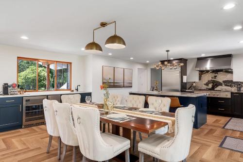Modern Mountain View Getaway w Huge Outdoor Space in Cascade-Fairwood (WA)