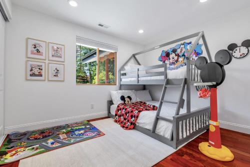 Modern Mountain View Getaway w Huge Outdoor Space in Cascade-Fairwood (WA)