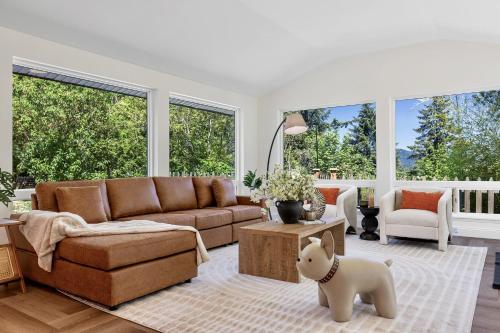 Modern Mountain View Getaway w Huge Outdoor Space in Cascade-Fairwood (WA)