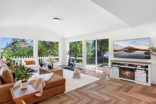 Modern Mountain View Getaway w Huge Outdoor Space in Cascade-Fairwood (WA)