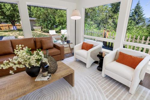 Modern Mountain View Getaway w Huge Outdoor Space in Cascade-Fairwood (WA)