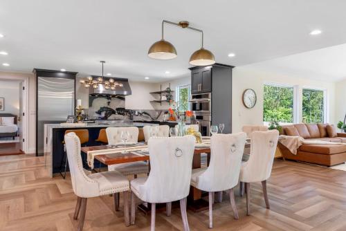 Modern Mountain View Getaway w Huge Outdoor Space in Cascade-Fairwood (WA)