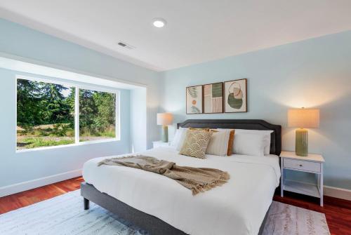 Modern Mountain View Getaway w Huge Outdoor Space in Cascade-Fairwood (WA)