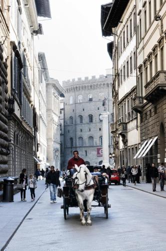 Old Tower Ponte Vecchio Suite - image 11