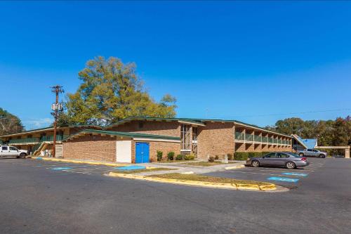 Super 8 by Wyndham Macon GA in Macon, USA
