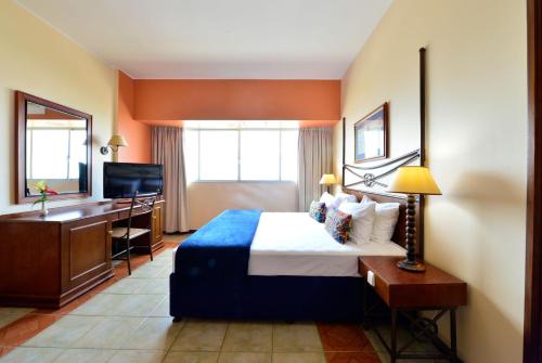 Executive Family Room image 1