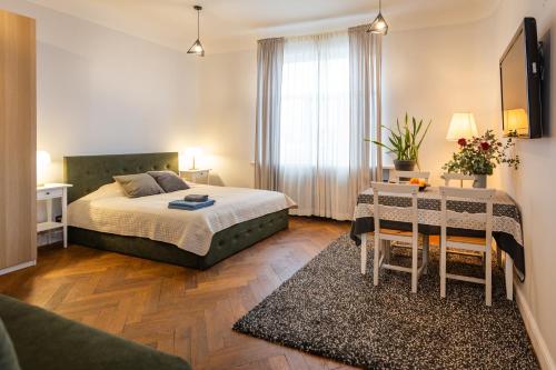 1 queen bed, 1 sofa bed