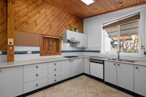 Quadruple Ensuite Room - Nearby Stations & Shops - The Phoenix