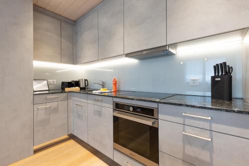 Konyha, Mountain view with balcony and free parking in Lungern