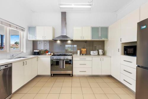 Carlisle Comfort Spacious 3BR Home w BBQ & Wifi - image 5