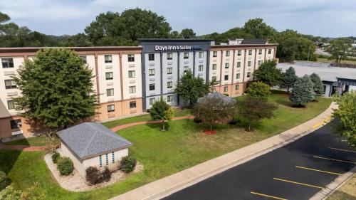 Days Inn and Suites by Wyndham Hammond IN - image 10