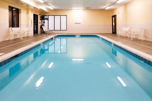 Bể bơi, Holiday Inn Express Knoxville-Strawberry Plains By IHG in Gần Trung Tâm