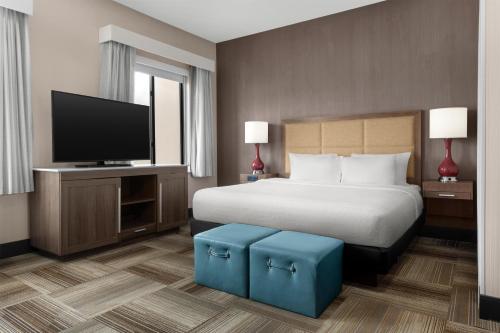 1 king bed, 1 sofa bed