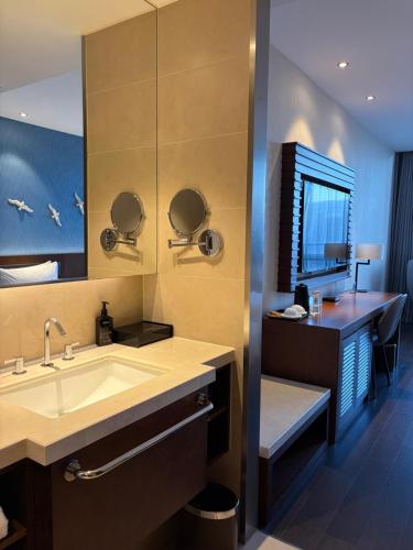 room detail thumbnail 2