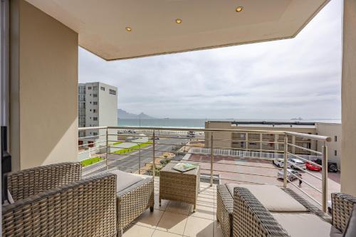 Luxury Ocean View Beachfront 2 bed apartment -206 The Waves, Blouberg, Cape Town – khách sạn tại Bloubergstrand