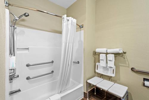 Quality Inn & Suites Des Moines Airport - image 3