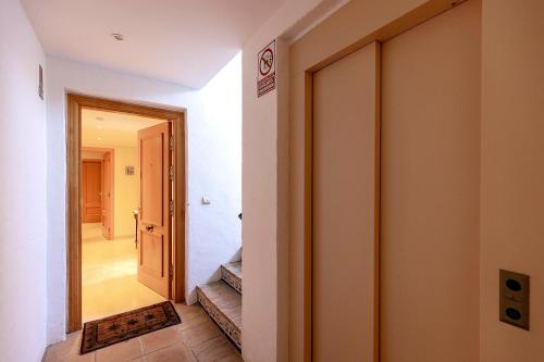 Stylish apartment with sea view - image 3